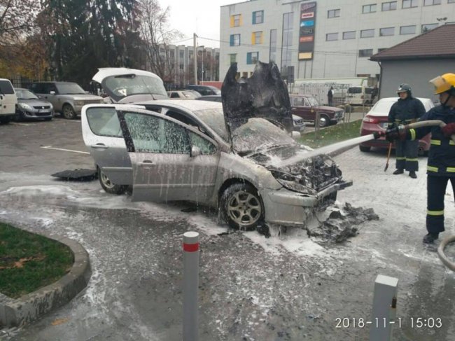 У Луцьку на парковці горіло авто: подробиці. ФОТО