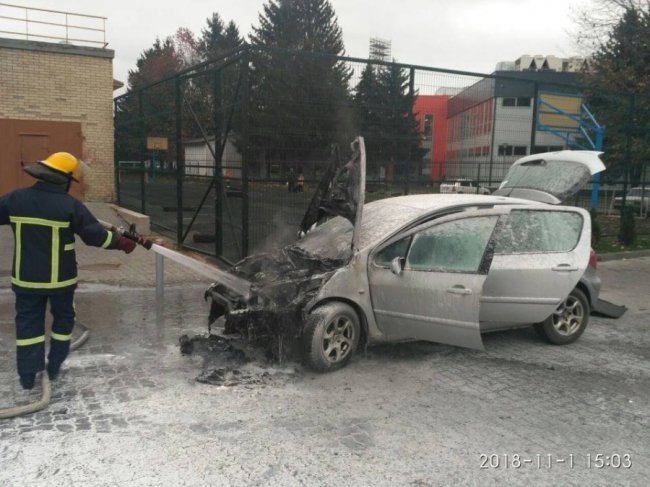 У Луцьку на парковці горіло авто: подробиці. ФОТО
