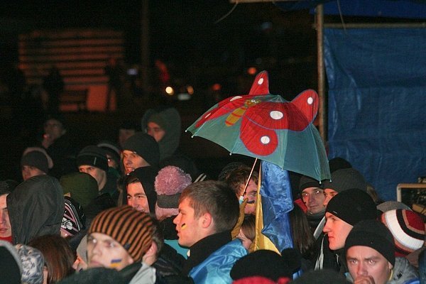 У Луцьку музиканти розважали люд на Євромайдані. ФОТО