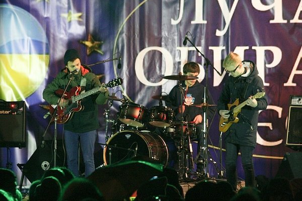 У Луцьку музиканти розважали люд на Євромайдані. ФОТО