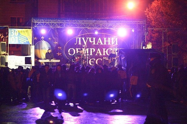 У Луцьку музиканти розважали люд на Євромайдані. ФОТО