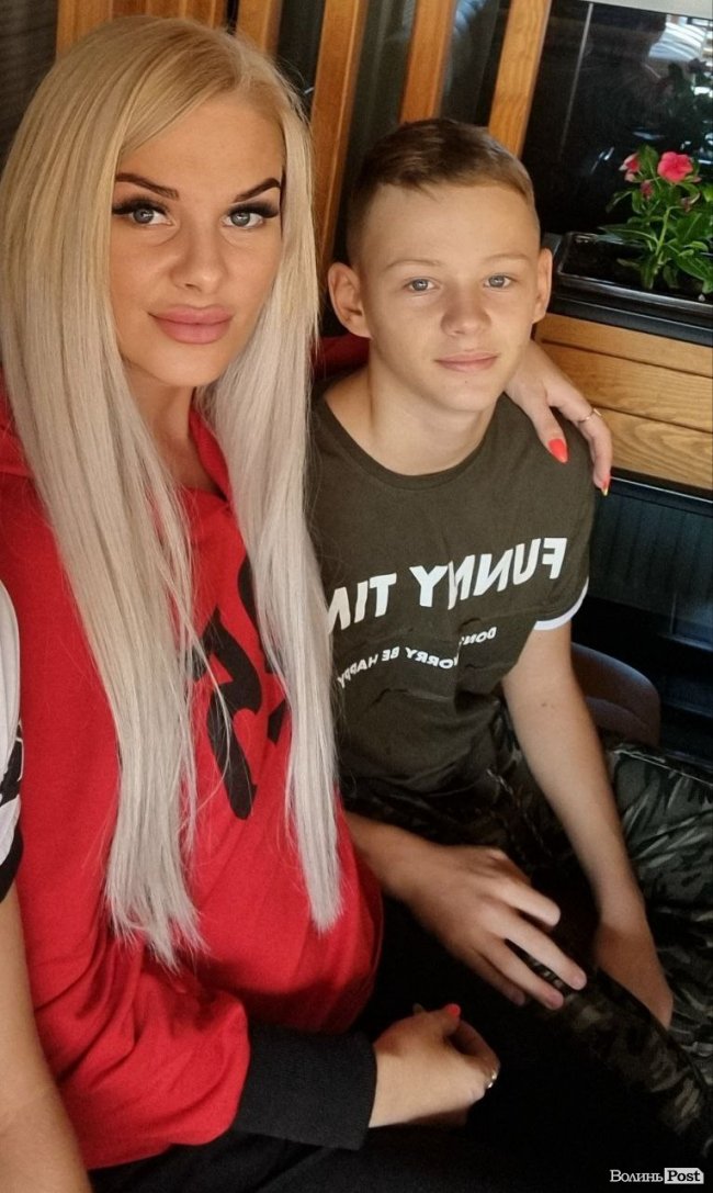 Дорога в пекло. Перукарка, родом з Донбасу, возить автомобілі на фронт. ФОТО