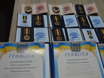 Бійці 14-ої бригади нагородили волонтерів. ФОТО