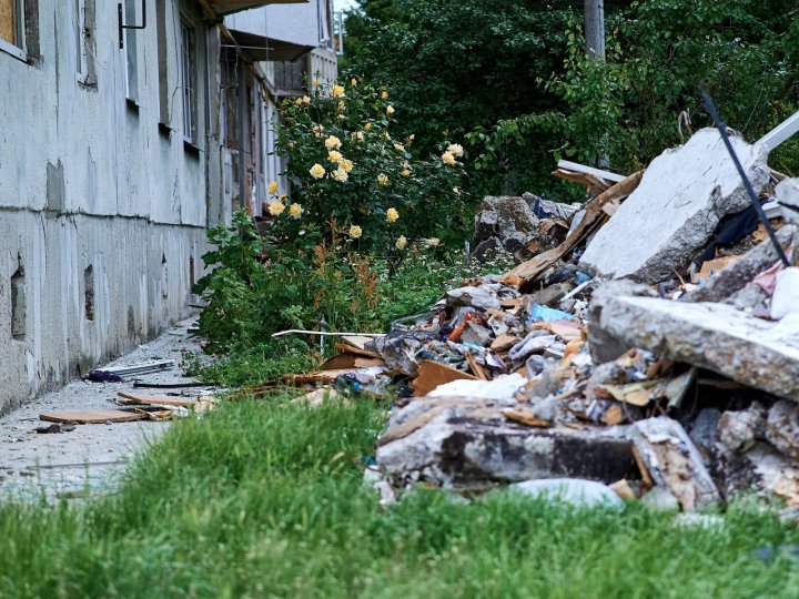 Вивезли понад 20 вантажівок: у Луцьку досі прибирають сміття після ракетного удару 6 червня