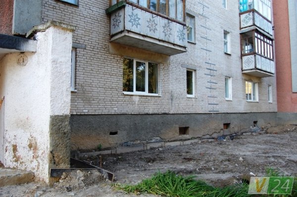Вкритий тріщинами будинок у Луцьку укріплюють із відхиленнями, - ЗМІ