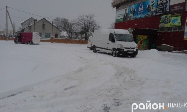 У Шацьку комунальники не встигають прибирати сніг