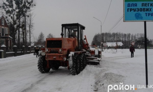 У Шацьку комунальники не встигають прибирати сніг