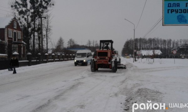 У Шацьку комунальники не встигають прибирати сніг