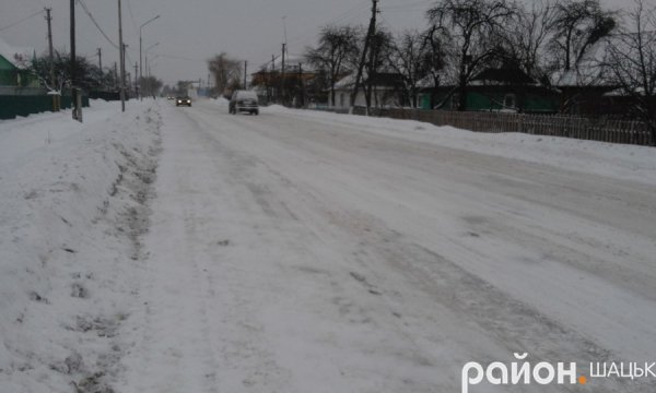 У Шацьку комунальники не встигають прибирати сніг