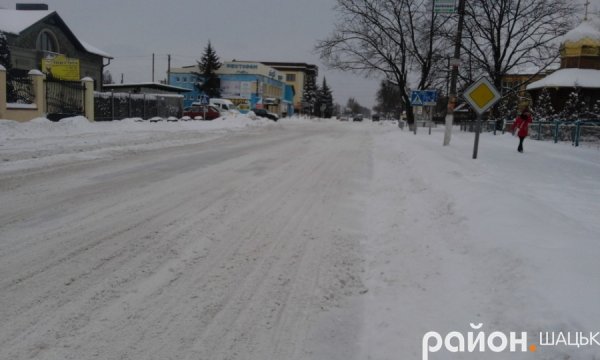 У Шацьку комунальники не встигають прибирати сніг