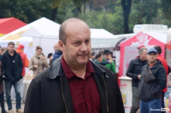 На луцькому «Фестивалі національної кухні» свиню почали пекти ще уночі. ФОТО