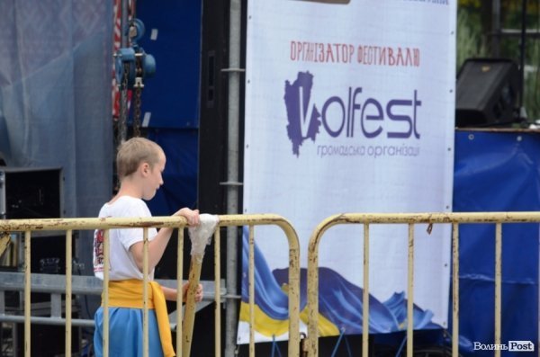 На луцькому «Фестивалі національної кухні» свиню почали пекти ще уночі. ФОТО