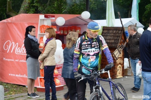 На луцькому «Фестивалі національної кухні» свиню почали пекти ще уночі. ФОТО