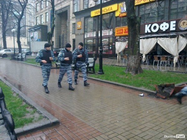 «Беркутівці» не надто напружуються і попивають каву