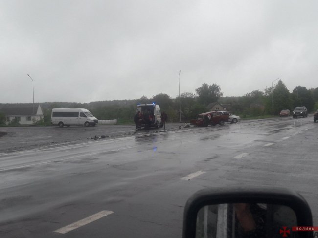 У селі Дачне – масштабна ДТП за участю трьох автівок. ФОТО