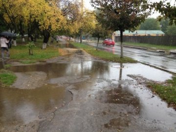 Луцьку владу просять відремонтувати тротуари на Ветеранів