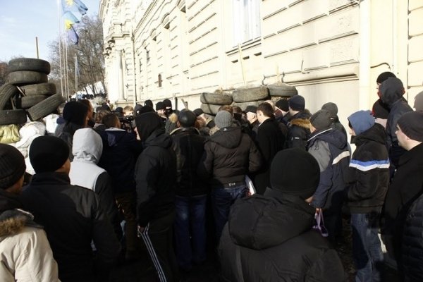 У Львові тітушки приїхали звільняти облдержадміністрацію. ФОТО. ВІДЕО