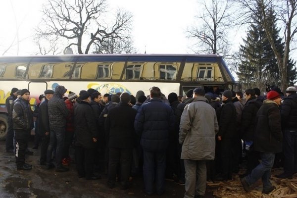 У Львові тітушки приїхали звільняти облдержадміністрацію. ФОТО. ВІДЕО