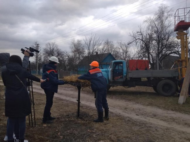 Волинські енергетики облаштовують гнізда для лелек. ФОТО