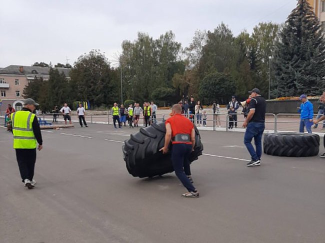 «Козацькі розваги»: у місті на Волині спортивні змагання приурочили до Дня захисника України. ФОТО