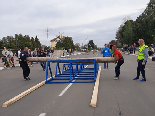 «Козацькі розваги»: у місті на Волині спортивні змагання приурочили до Дня захисника України. ФОТО