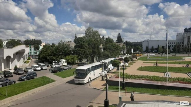 З автобусами і плакатами: волинські перевізники вийшли на мітинг під ОДА