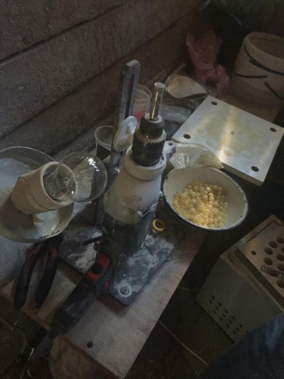 У селі на Волині накрили підпільний цех з обробки бурштину. ФОТО