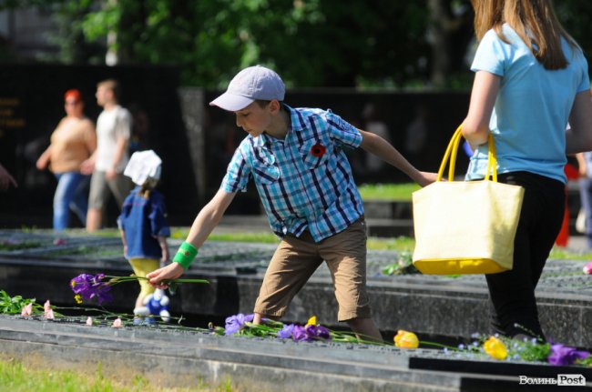 З маками і трояндами: у Луцьку відзначили річницю перемоги над нацизмом. ФОТО