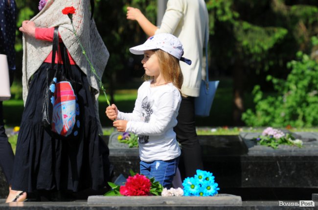 З маками і трояндами: у Луцьку відзначили річницю перемоги над нацизмом. ФОТО