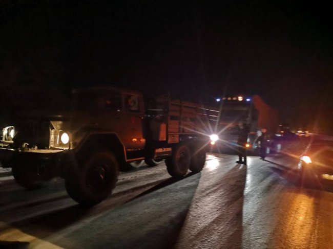 Через ожеледицю на дорозі Луцьк–Дубно застрягли 12 вантажівок. ФОТО