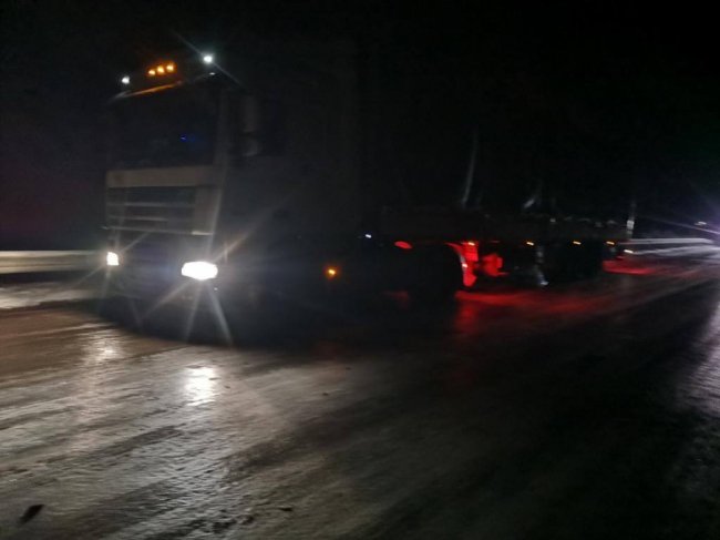 Через ожеледицю на дорозі Луцьк–Дубно застрягли 12 вантажівок. ФОТО
