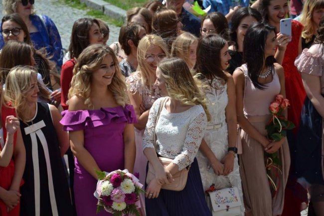 У Луцькому замку для новоспечених філологів та журналістів влаштували випускний