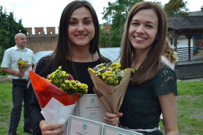 У Луцькому замку для новоспечених філологів та журналістів влаштували випускний