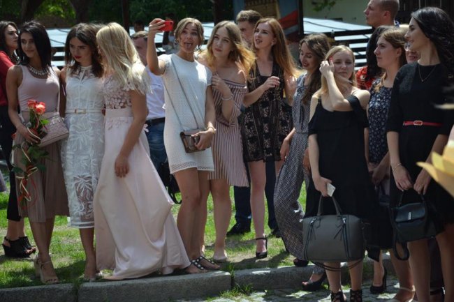 У Луцькому замку для новоспечених філологів та журналістів влаштували випускний