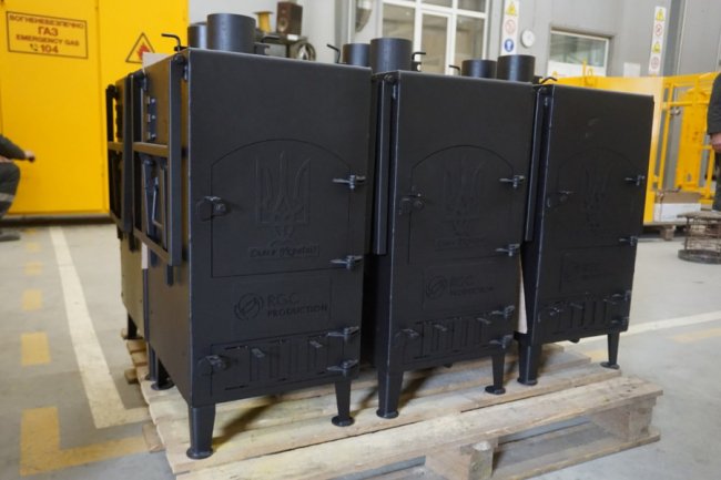 «Зігріємо наших»: волинські газовики передали буржуйки, теплі речі та малюнки військовим 