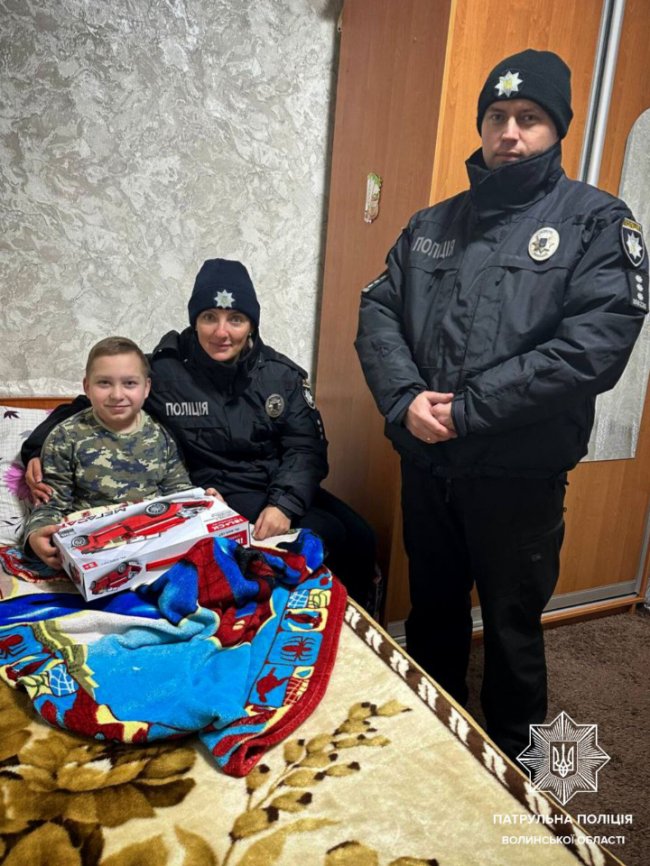 На Волині патрульні подарували краплинку радості малечі
