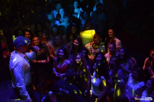 «Чорний бумер», «Харизма» і «Мурка»: в Луцьку знову виступав Seryoga. ФОТО