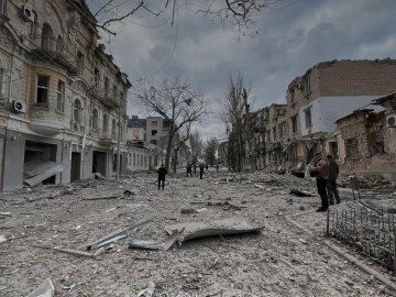 Російська авіація вдарила по центру Херсона: моторошні фото