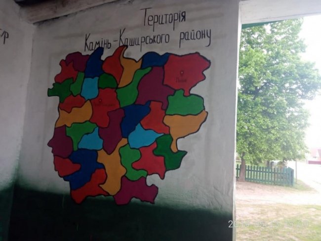 На Волині селяни перетворили зупинку у витвір мистецтва. ФОТО