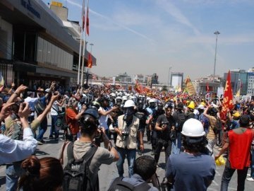 У Туреччині ‒ нові сутички між поліцією та демонстрантами. ФОТО