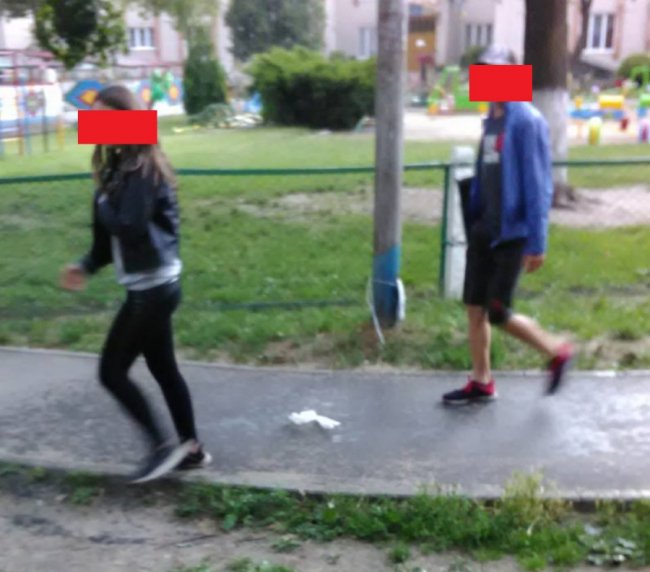 У Луцьку діти пили і курили на майданчику. ФОТО