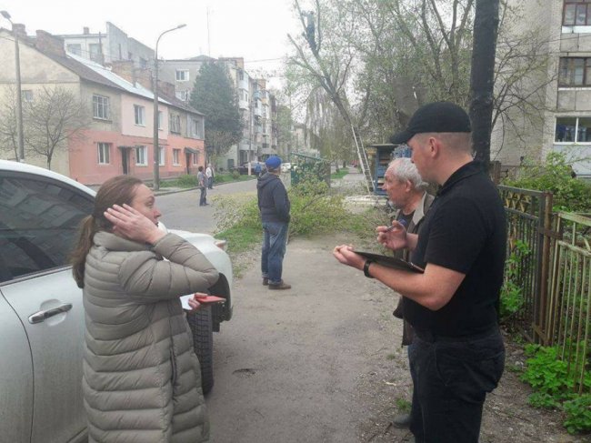 У Луцьку муніципали «спіймали» людей, які незаконно обрізали дерева 