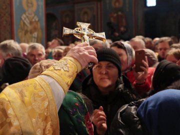 Лучани скаржаться, що богослужіння в храмах проходить без дотримання карантинних норм