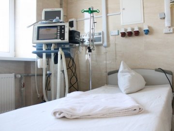 У тимчасовому «ковідному» шпиталі біля Луцька встановлюють додаткові ліжка. 