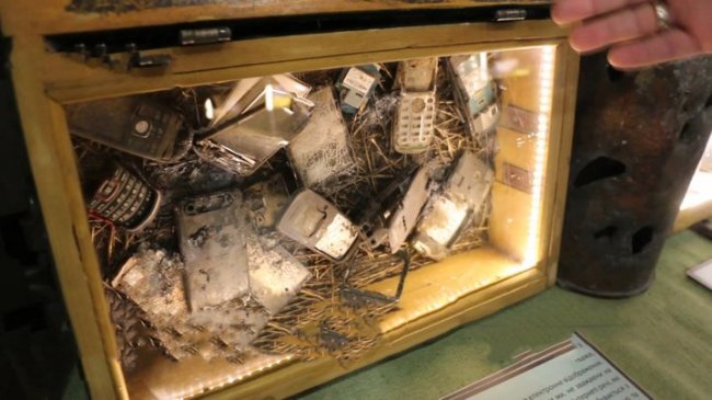 Телефони, з яких востаннє дзвонили рідним: презентували виставку про загиблих на Донбасі. ФОТО