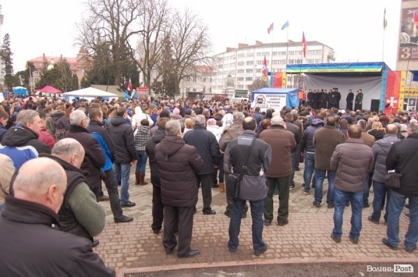 Як луцький Майдан ішов у  наступ на Волинську ОДА. ФОТО