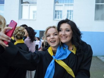 У луцькому коледжі технологій, бізнесу та права – випускний. ФОТОРЕПОРТАЖ