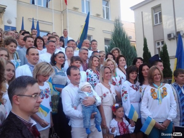 У Луцьку урочисто підняли Державнй Прапор. ФОТО