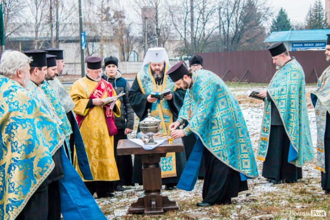 У Луцьку освятили хрест під будівництво дитячої церкви. ФОТО