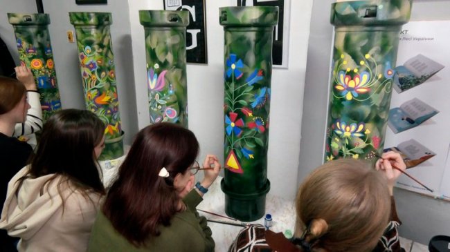 Все заради ЗСУ: луцькі студенти розфарбовують трофеї для благодійних аукціонів